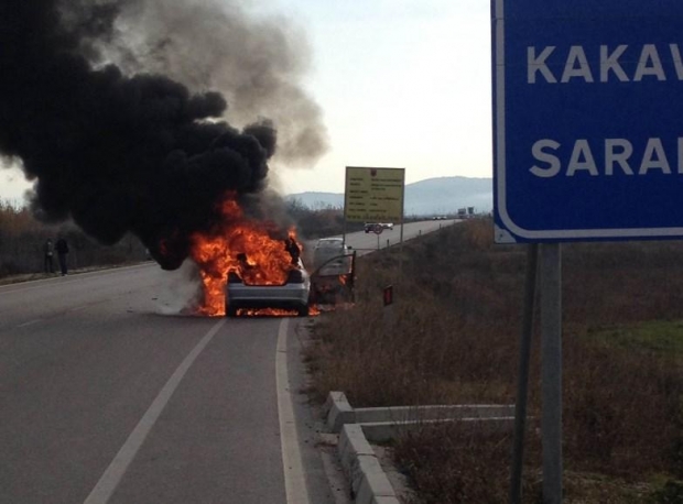 Digjet një automjet në aksin Levan- Tepelenë, nuk ka të lënduar