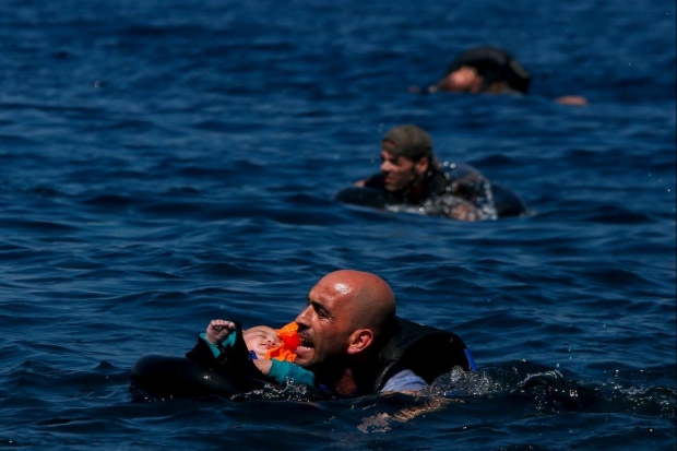 Kriza e refugjatëve nëpër botë ka qënë kryefjala e këtij viti që po lëmë pas. Refugjatët mësynë vende të ndryshme nëpër të gjitha kontinentet e botës.