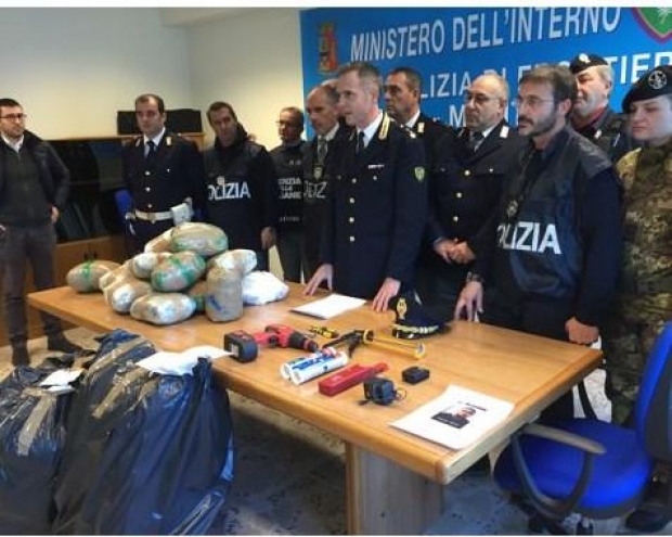 Itali, policia sekuestron rreth 500 kg marijuanë në një furgon në Brindisi