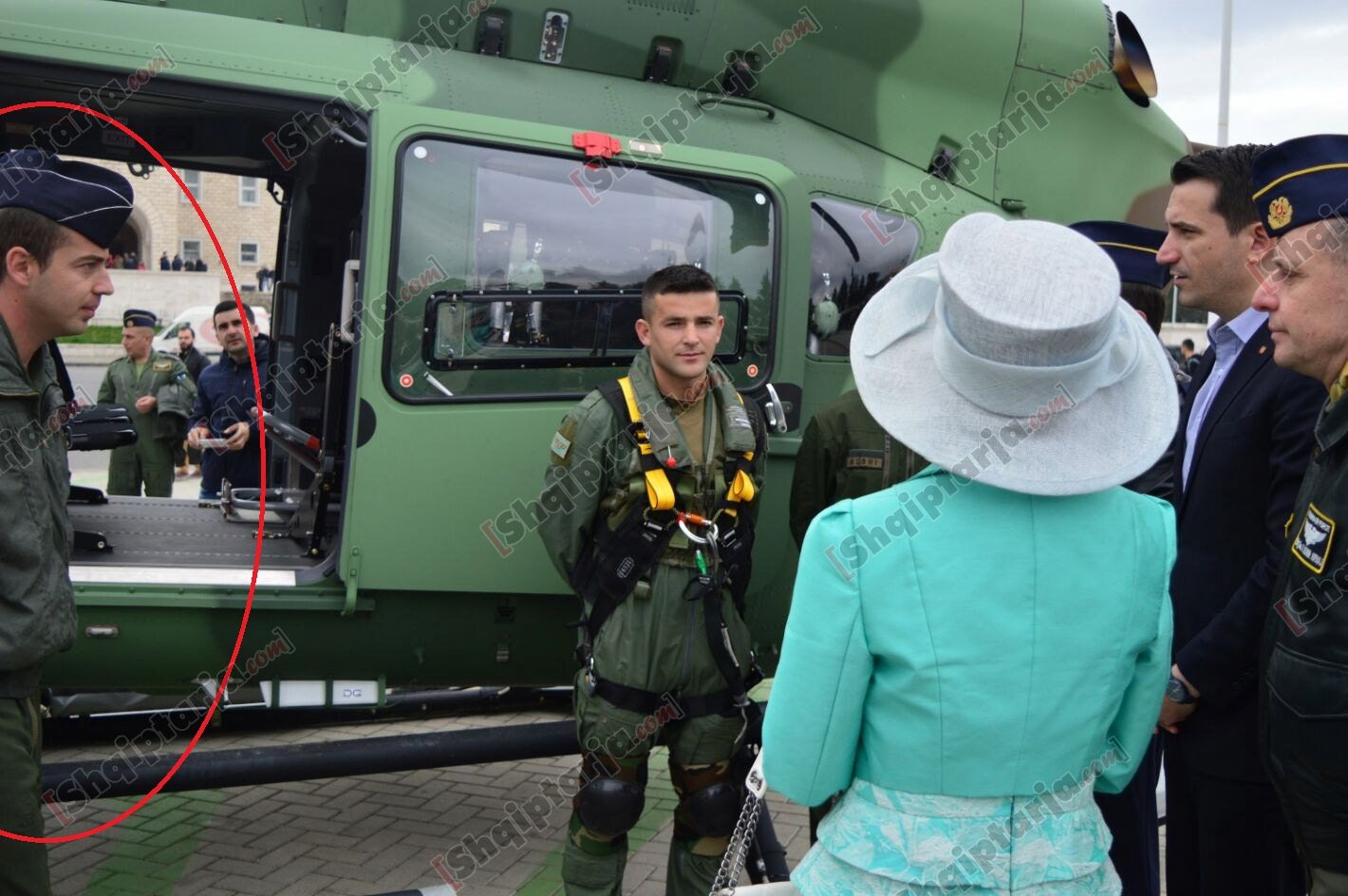 (Me rreth të kuq viktima Donald Hoxha në 18 Mars gjatë ekspozimit të parë të dy helikopterëve EC 145 dhe Cougar në sheshin Nënë Tereza, helikopteri në background është ai që u rrëzua sot në Liqeni i Shkodrës)- See more at: http://shqiptarja.com/aktualit