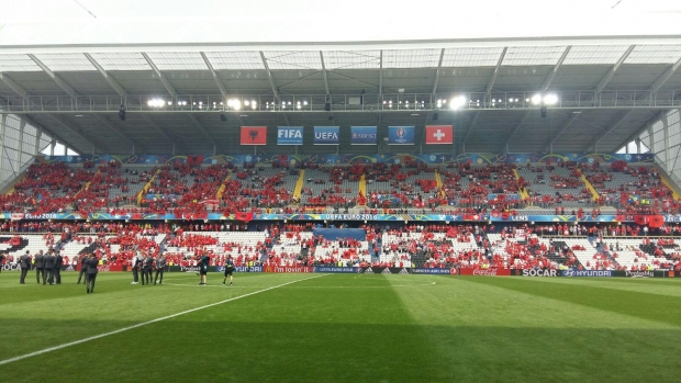 Kombëtarja shqiptare mbërrin në stadiumin në Lens