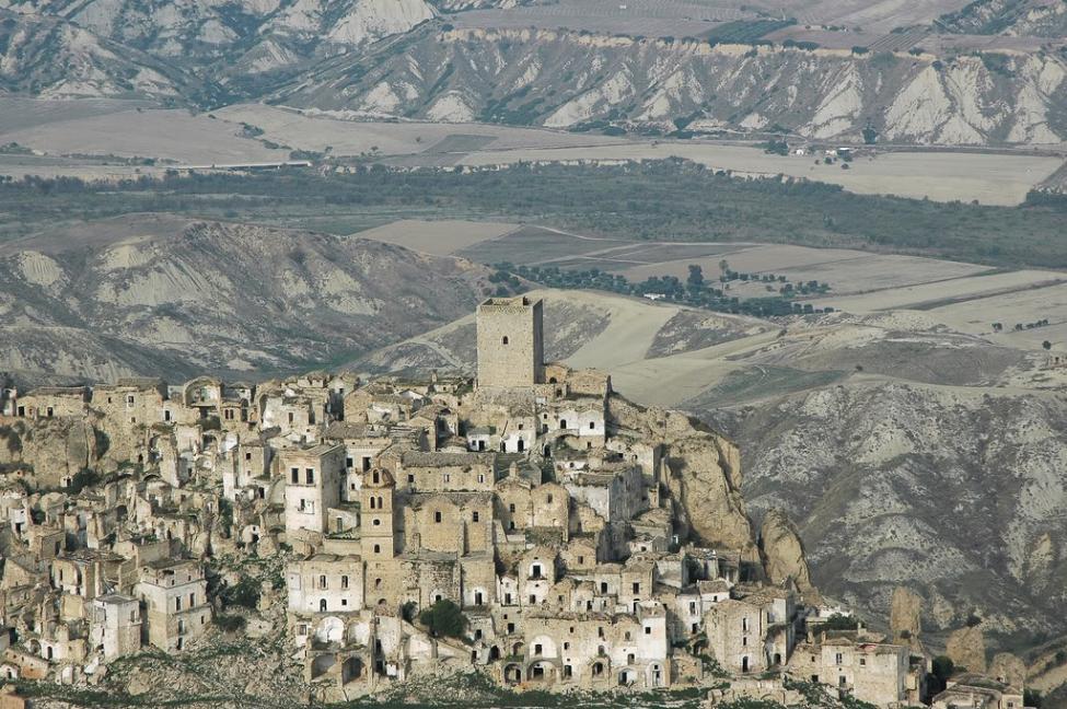 Komunë e braktisur dhe fshati mesjetar i Craco, Itali