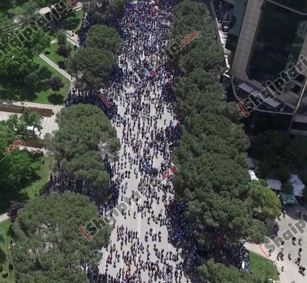 hapesirat e zena ne proteste foto