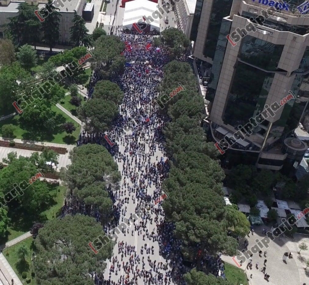 hapesirat e zena ne proteste foto