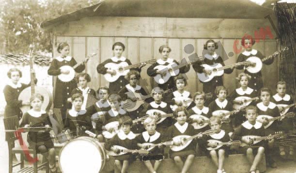 Grup vajzash nga Strehës Vorfnore në Koncertin e 25 Vjetorit të Pavarësisë në vitin 1937 me logo