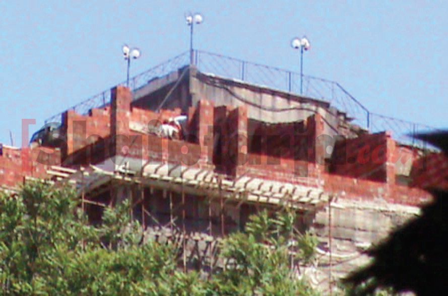  	Punëtor në ndërtimin pa leje në Gjirokastër 