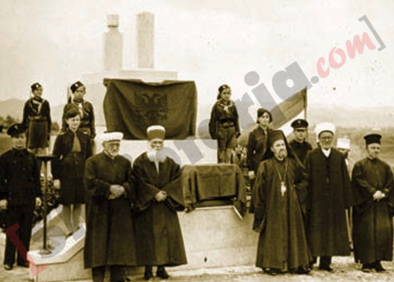 Foto e rrallë e ceremonisë së varrosjes së eshtrave të Naim Frashërit në vitin 1937 me logo