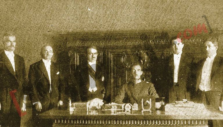 Mbreti Zog me ministrat e qeverisë së parë të monarkisë me logo