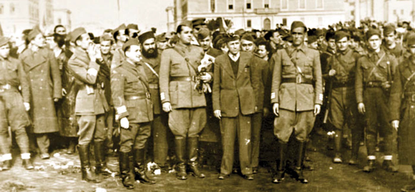 Enver Hoxha dhe udhëheqësit komunistë ju prijnë partizanëve në Tiranën e çliruar nëntor 1944