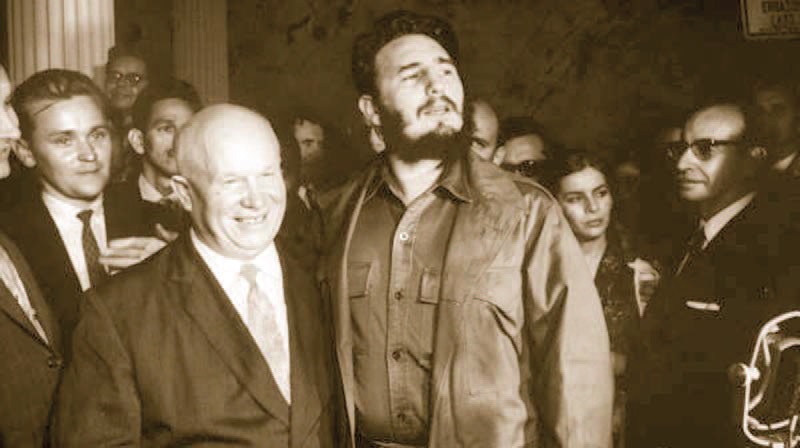 Fidel Kastro, 36 vjeçar, nën shoqërimin e Hrushovit në OKB