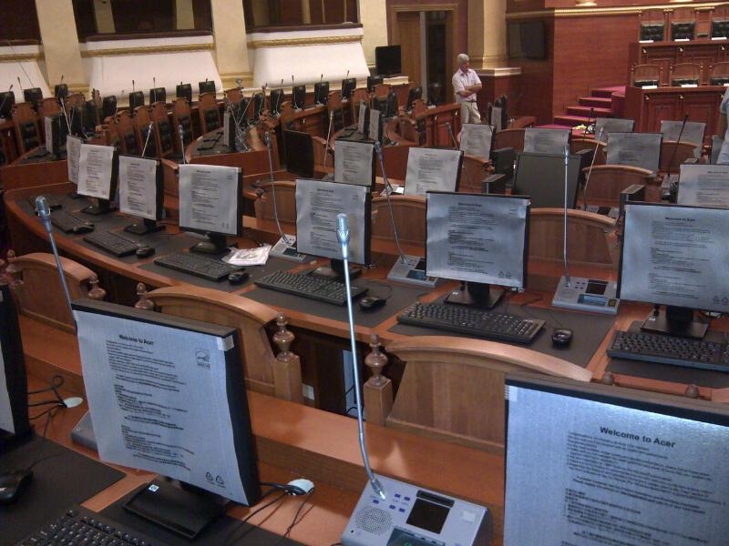 kompjutera ne parlament