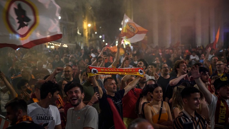 Netë pa gjumë/ Italianët nuk përmbahen, pas fitores së Romës. Report TV  sjell pamje nga festa - Report-tv.al