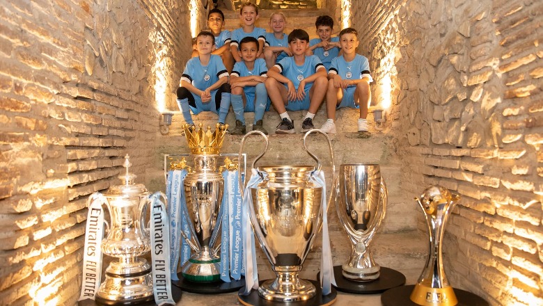 Vijnë në Tiranë 5 trofetë prestigjioz të Manchester Cityt, sot ekspozitë unike në Kryeministri