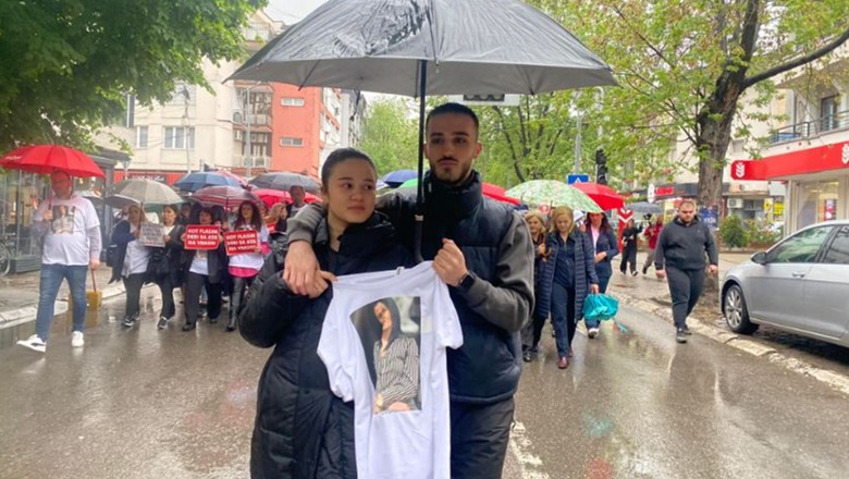 I ati i vrau nënën, vajza e Gjyljeta Ukellaa prin protestën me qindra qytetarë në Kosovë