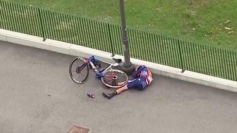 VIDEO/ Rrëzim dramatik për çiklistin, përplas kokën me shtyllën! Kaska i shpëton jetën