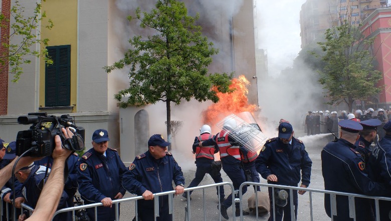 Në kërkim për molotovët e hedhur para Bashkisë Tiranë, dy protestuesit shfaqen sërish në protestë! Ndalohen nga policia me lëndë piroteknike