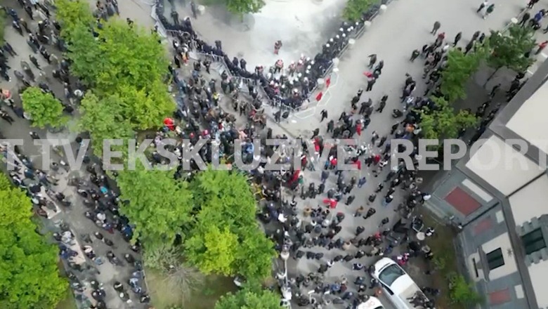 Pamjet me dron nga protesta te Bashkia e Tiranës, momenti i shpërthimit të molotovëve