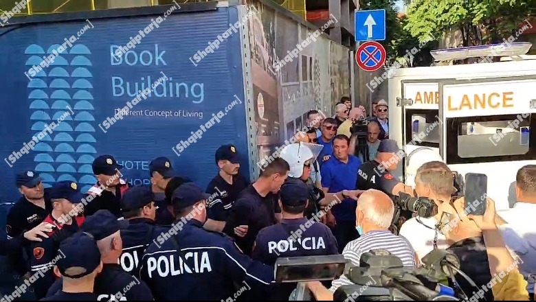 Protesta e Rithemelimit para bashkisë së Tiranës, humb ndjenjat oficeri i FNSH-së, e merr ambulanca