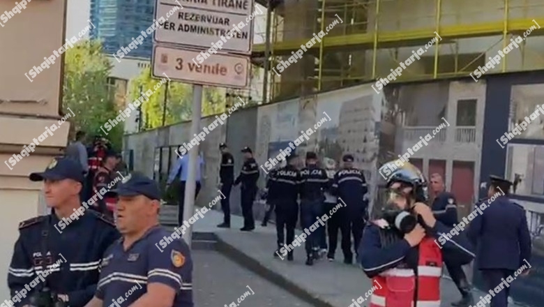 FOTO/ Protesta e dhunshme e Rithemelimit para godinës së Bashkisë Tiranë, policia arreston një person