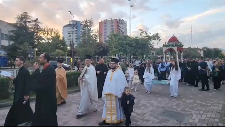Elbasan/ Besimtarët ortodoksë kremtojnë të Premten e Zezë