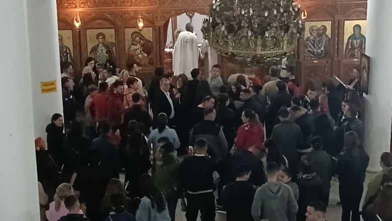 Pashkët Ortodokse, besimtarët në Lushnjë marrin pjesë në meshën e shenjtë të Ngjalljes së Krishtit