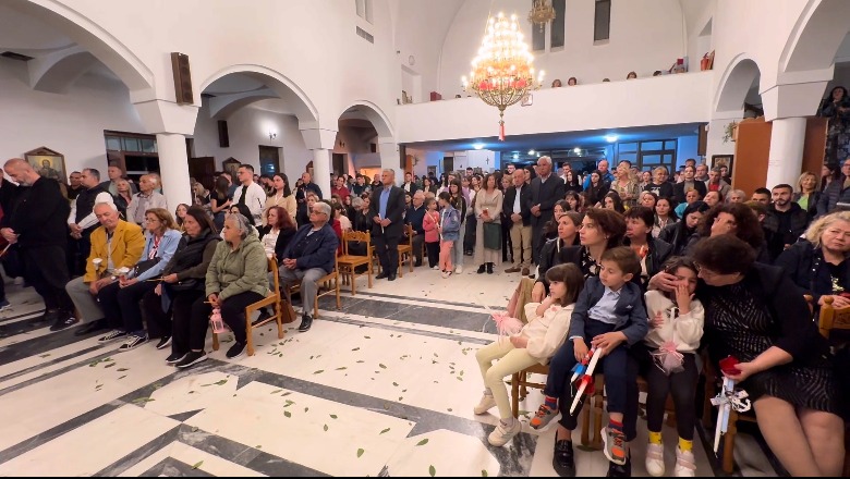 Pashkët Ortodokse, besimtarët në Vlorë e Sarandë kremtojnë Ringjalljen e Krishtit