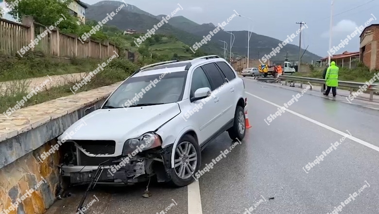 Aksident në Pogradec-Qafë Thanë/ Makina del nga rruga përplaset me barrierat, plagoset shoferja shpëton fëmija