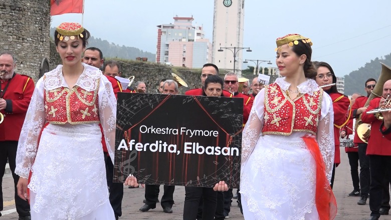 Kremtohet 115-vjetori i bandës frymore ‘Afërdita’, parada në Elbasan mbledh vendas e të huaj
