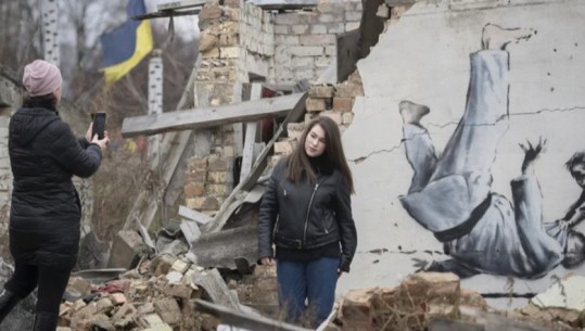 Tentuan të vidhnin muralin e Banksy-t nga Ukraina, arrestohen një grup njerëzish