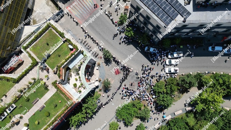 Pamjet me dron të protestës para bashkisë së Tiranës, një grusht militantësh i shkojnë pas  