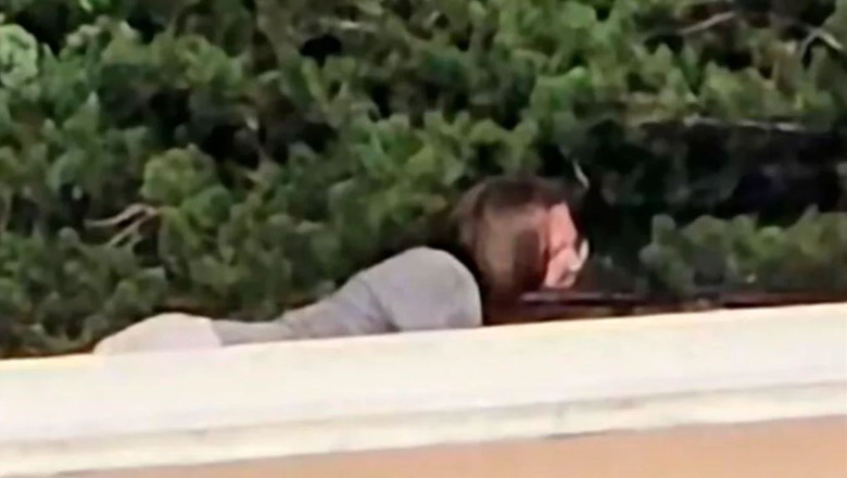 ‘Dikush është mbi çati’, të gjithë e pikasën autorin që zvarritej pak para se të qëllonte ndaj Trump (VIDEO)