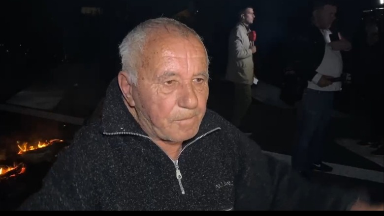 Pasi hëngri e piu në mes të rrugës, protestuesi i opozitës i indinjuar: Rama na ka përçarë, kena shku për...! (VIDEO)