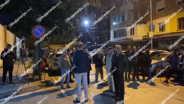 Protesta e opozitës/ Shoqërohen 21 protestues në Elbasan, një grup mbështetësish mblidhen para Komisariatit