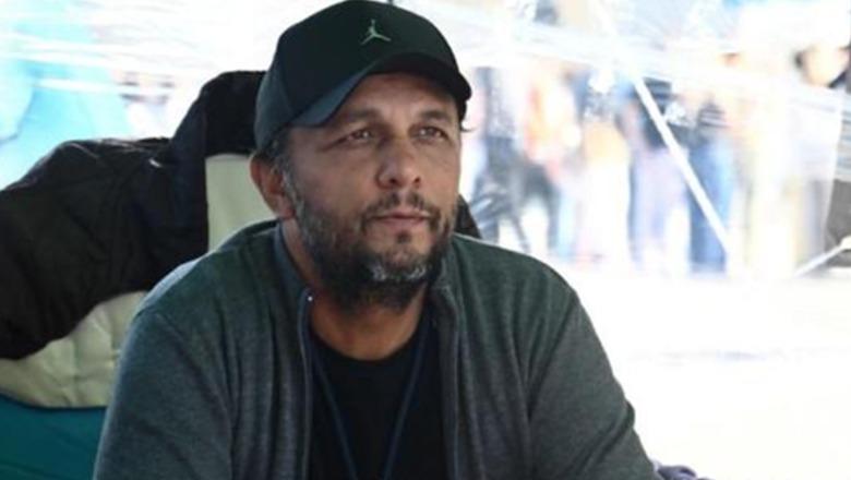 Humbi të birin në aksidentin e Tempit, Pano Ruçi rikthehet në sheshin në qendër të Athinës