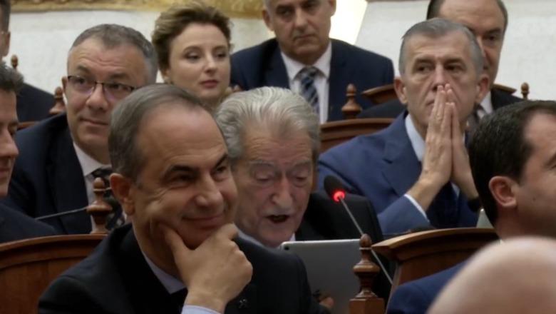 Raportimi i drejtësisë/ Berisha: Lejoni deputetët të bëjnë pyetjet! Kanë frikë ata se do i pyes për bisedat me Mario Çelën e kostumet e Altin Hajrit