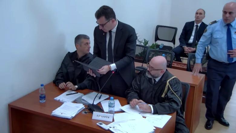 VIDEO- Siguri e lartë për Veliajn, shefi i Operacionales së Burgjeve çohet në këmbë sa herë kryebashkiaku i përgjigjet pyetjeve 