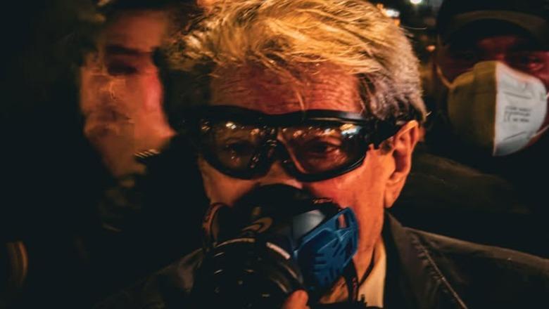 Berisha shfaqet me maskë kundra gaz dhe krijon skenarë, protestuesja: Më qëlluan me plumb gome nga tarraca e Kryeministrisë