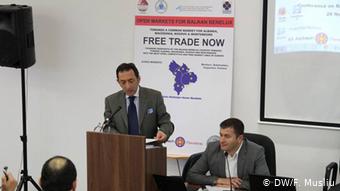 Kandidati Blerim Reka, këtu duke folur në një forum ekonomik në Shkup, (02.12.2013)