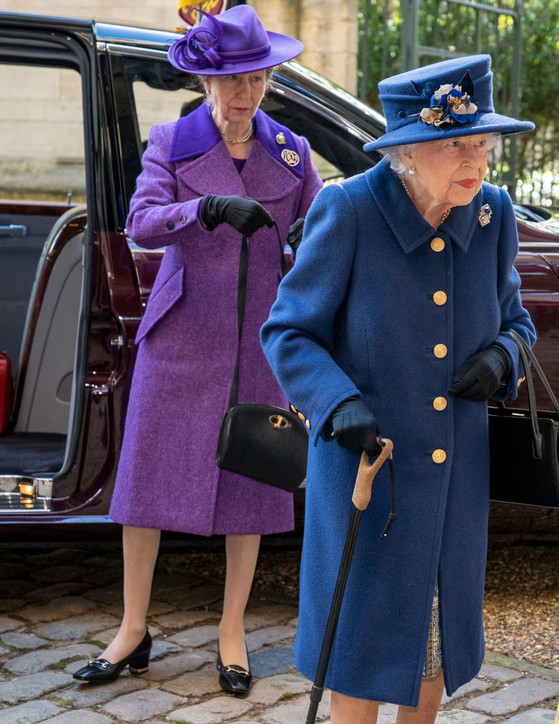 FOTO/ Mbretëresha Elizabeth shfaqet për herë të parë në publik me bastun -