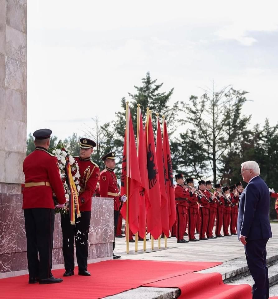 FOTO/ Presidenti gjerman Steinmeier në Varrezat e Dëshmorëve, nderon të rënët shqiptarë në luftë