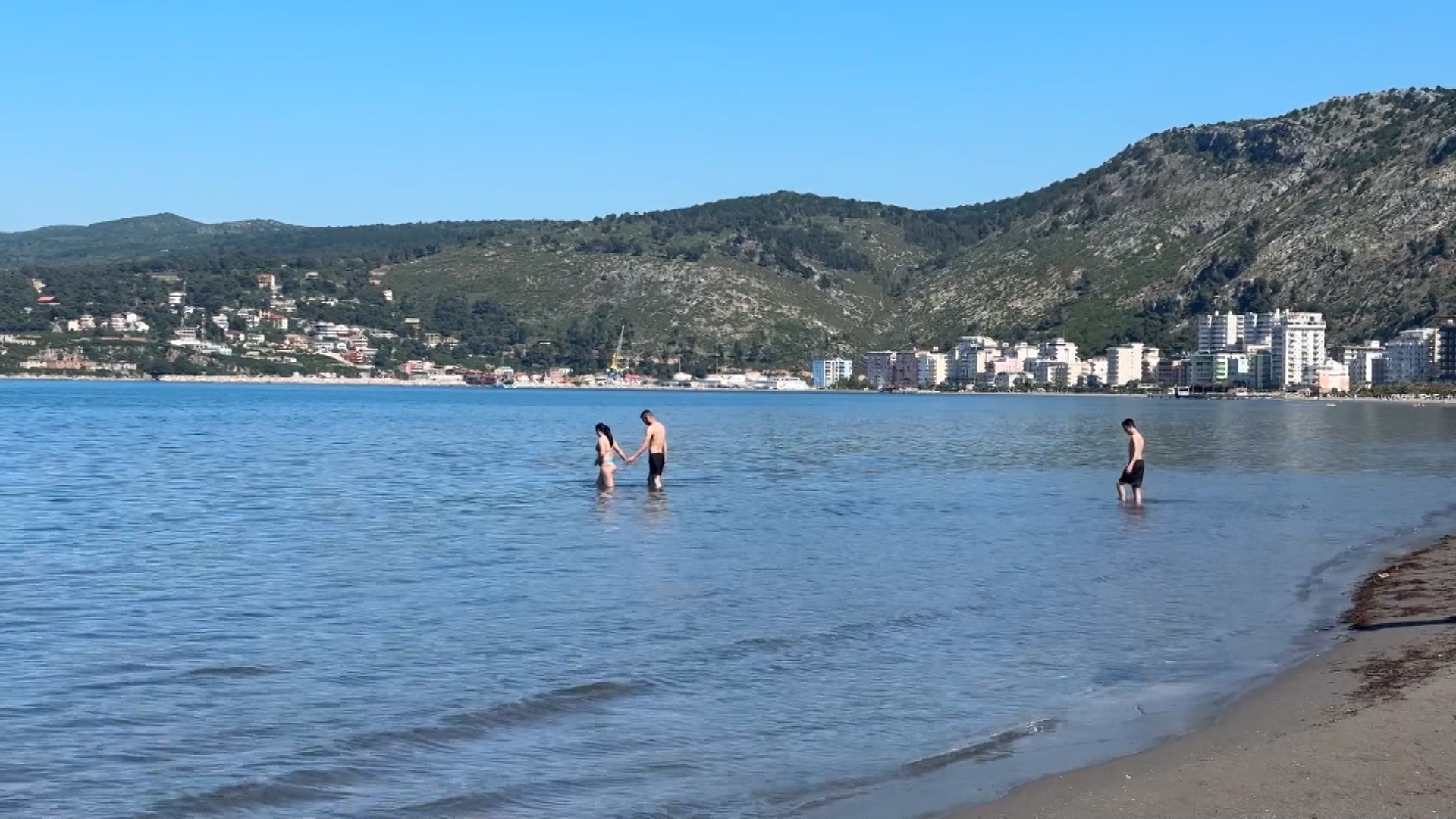 VIDEO/ Plazh në prill, fundjava e gjen Shëngjinin plot me pushues! Uji ende i ftohtë, por më guximtarët ia dalin të notojnë