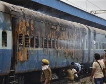 Indi, zjarr n&euml; nj&euml; tren, humbin<br />jet&euml;n 23 persona, s&rsquo;dihen shkaqet