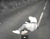 Angli, i dehuri p&euml;r pak sa<br />nuk shtypet nga autobusi