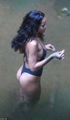 Rihanna vazhdon t&euml; ekspozoj&euml; hiret e saj n&euml; Brazil