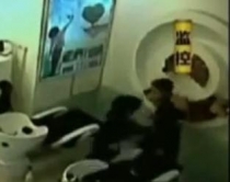 Nuk pelqeu modelin e flok&euml;ve, berberi<br />kinez q&euml;llon klientin me g&euml;rsh&euml;r&euml;