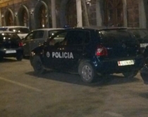 Tiran&euml;, t&euml; sht&euml;na me arm&euml; zjarri<br />drejt lokalit, nuk ka t&euml; l&euml;ndua