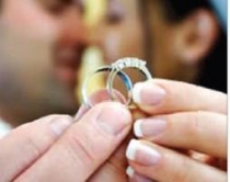 Femrat duan burra në<br />moshë në krahët e tyre