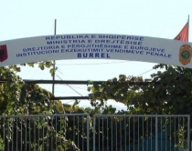 Burrel, gjenden 3 celularë, do hynin<br />në burg me plazmën e televizorit