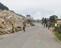 Pastrimi i rrug&euml;ve nga mbeturinat, 1<br />mij&euml; forca ushtrie n&euml; Rrug&euml;n e Kombit