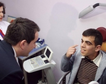 Veliaj viziton në spital 19-vjeçarin<br />vuan nga një sëmundje në sy